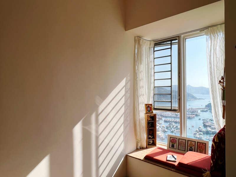 Comment créer un coin lecture cosy avec des coussins, des oreillers et des détails uniques.