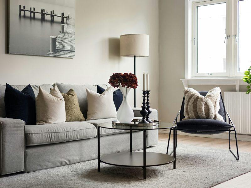 Quelles couleurs de coussins vont bien avec un canapé gris?