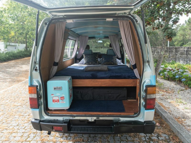 vue arrière d'un camping-car ouvert