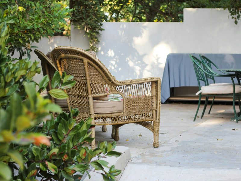 terrasse avec chaise en osier
