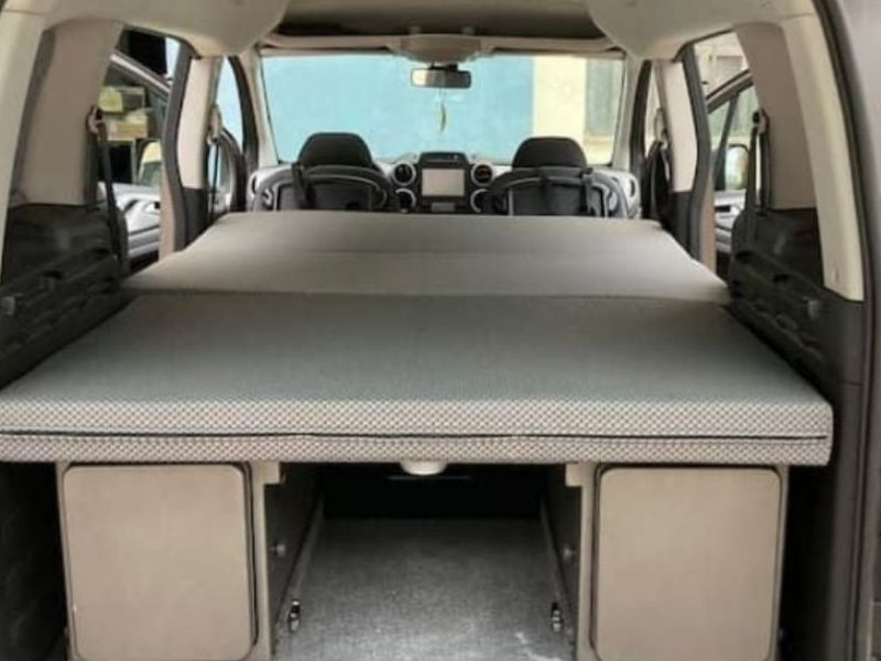 intérieur d'un camping-car avec matelas